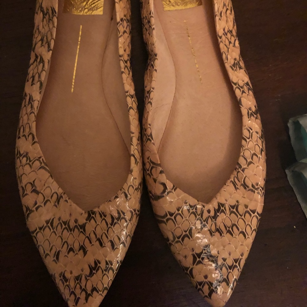 Flats. Pointed toe. snake skin print. So 7 Cream.